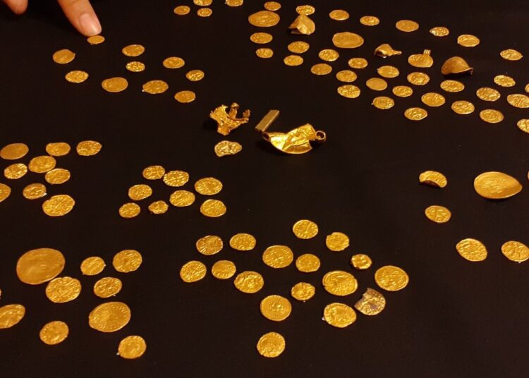 Monedas y objetos de oro que forman parte del Tesoro de Norfolk
