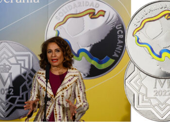 La ministra de Hacienda, María Jesús Montero, presentó una medalla en solidaridad con Ucrania